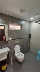 Mizuki Homestay في تريشور: حمام مع مرحاض ومغسلة