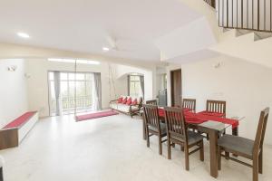 Χώρος καθιστικού στο Hemgiri - 6BHK Pool Garden Luxury Villa Girivan Mulshi near Pune Mumbai