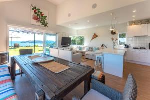 Køkken eller tekøkken på The Point - Stay Waiheke + 17 billeder