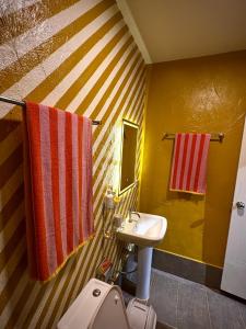 Koupelna v ubytování CenterPoint Thong Sala