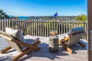 Un balcon sau o terasă la Oneroa Vines and Views- Stay Waiheke