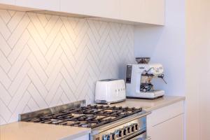 O bucătărie sau chicinetă la Oneroa Vines and Views- Stay Waiheke