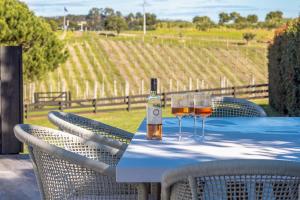 Băuturi la Oneroa Vines and Views- Stay Waiheke +44 fotografii