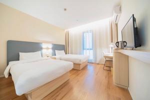 En eller flere senge i et værelse på Hanting Hotel Shanghai Wujing East China Normal University