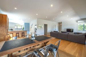 Kuchyň nebo kuchyňský kout v ubytování Paradise on Palm - Stay Waiheke