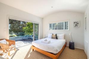 Postel nebo postele na pokoji v ubytování Paradise on Palm - Stay Waiheke