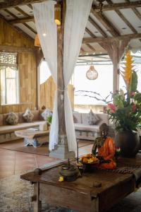 una habitación con una mesa con una estatua en ella en Sacred Jewel by GenuineHost, en Payangan