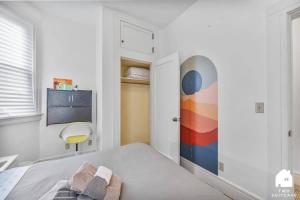um quarto com uma cama e uma TV em #Urban Elegance 3BR With Parking Near UC BART & Downtown em Berkeley