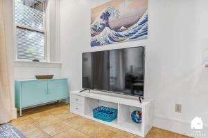 uma sala de estar com uma televisão de ecrã plano num suporte em #Urban Elegance 3BR With Parking Near UC BART & Downtown em Berkeley