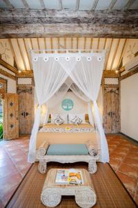 un dormitorio con una cama con dosel en Sacred Jewel by GenuineHost, en Payangan