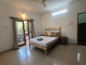 a bedroom with a bed in a room with a window at Villa NAMAKA in Morjim