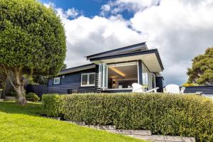 O grădină în afara Smiths Cottage - Stay Waiheke