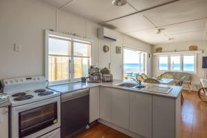 Kuchyň nebo kuchyňský kout v ubytování Beachfront Bliss - Stay Waiheke