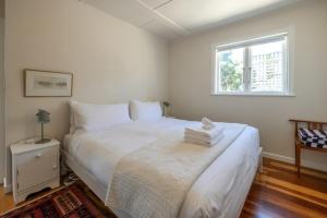 Postel nebo postele na pokoji v ubytování Beachfront Bliss - Stay Waiheke