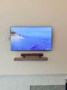 TV a/nebo společenská místnost v ubytování Gourmet Getaway - Explore Karachi's Flavors