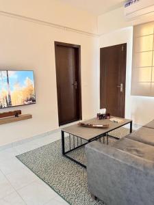 TV a/nebo společenská místnost v ubytování Gourmet Getaway - Explore Karachi's Flavors