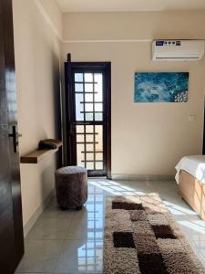 Postel nebo postele na pokoji v ubytování Gourmet Getaway - Explore Karachi's Flavors + 2 fotografie