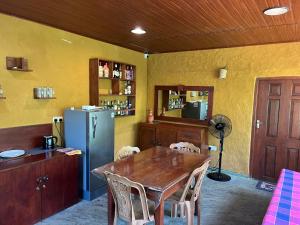 Кухня или мини-кухня в Serendib House - Sinharaja
