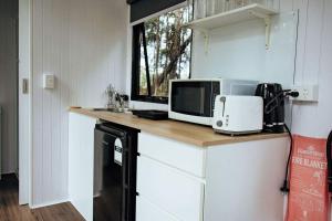 ArrawarraにあるSolitary Islands Farm 3 by Tiny Awayの電子レンジ付きのカウンタートップを備えたキッチン