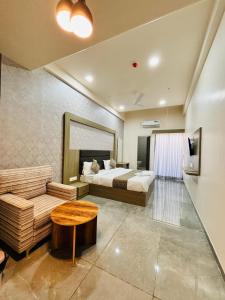 Una cama o camas en una habitación de Hotel shivalik