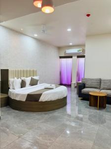 Una cama o camas en una habitación de Hotel shivalik