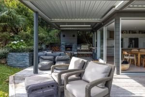 Khu vực ghế ngồi tại Serenity - Stay Waiheke