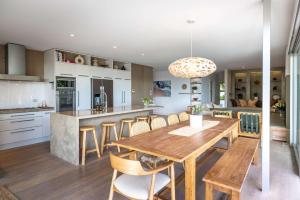 Kuchyň nebo kuchyňský kout v ubytování Serenity - Stay Waiheke