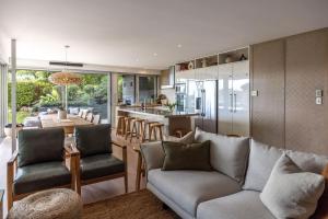 Posezení v ubytování Serenity - Stay Waiheke