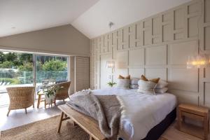 Postel nebo postele na pokoji v ubytování Serenity - Stay Waiheke + 20 fotografií