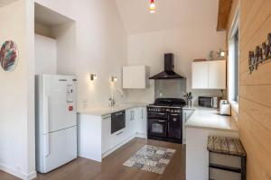 Η κουζίνα ή μικρή κουζίνα στο Boathouse Onetangi - Stay Waiheke +20 φωτογραφίες