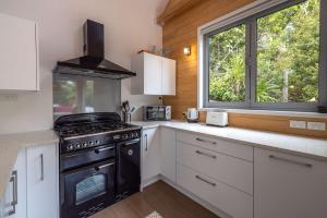 Køkken eller tekøkken på Boathouse Onetangi - Stay Waiheke