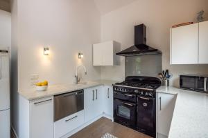 Køkken eller tekøkken på Boathouse Onetangi - Stay Waiheke