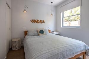 En eller flere senge i et værelse på Boathouse Onetangi - Stay Waiheke