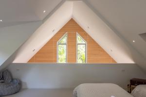 En eller flere senge i et værelse på Boathouse Onetangi - Stay Waiheke + 11 billeder