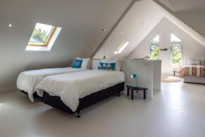 En eller flere senge i et værelse på Boathouse Onetangi - Stay Waiheke