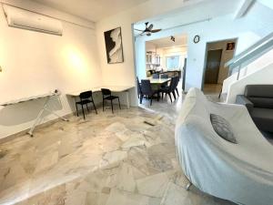 Posezení v ubytování Family House Sunway 4BR Walk to Lagoon Pyramid University