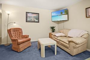 ein Wohnzimmer mit einer Couch und einem Sessel in der Unterkunft 3BR Home • Near Maverik Center & Valley Fair in West Valley City