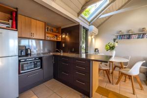 Η κουζίνα ή μικρή κουζίνα στο Hibiscus Hideaway - Stay Waiheke