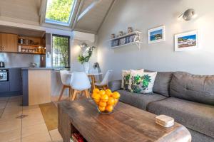 Η κουζίνα ή μικρή κουζίνα στο Hibiscus Hideaway - Stay Waiheke