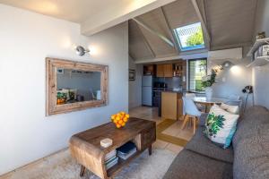 Η κουζίνα ή μικρή κουζίνα στο Hibiscus Hideaway - Stay Waiheke +15 φωτογραφίες