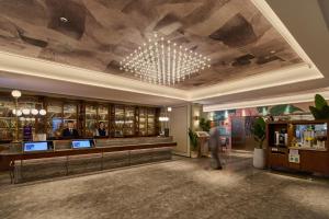 a lobby of a hotel with a bar at Mercure Taiyuan City Centre in Taiyuan