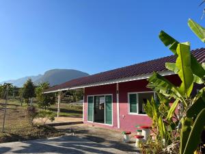 Cảnh núi rừng hoặc tầm nhìn ra núi từ nhà nghỉ dưỡng