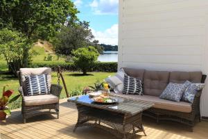 Χώρος καθιστικού στο Oakura Bay Villa - Stay Waiheke