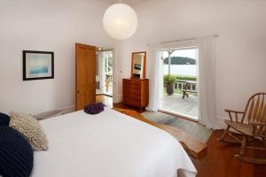 Ένα ή περισσότερα κρεβάτια σε δωμάτιο στο Oakura Bay Villa - Stay Waiheke