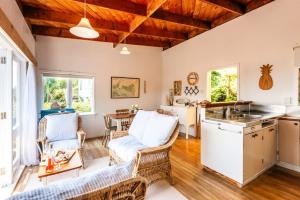 Køkken eller tekøkken på Sunshine Cottage by the Sea - Stay Waiheke