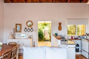 Et opholdsområde på Sunshine Cottage by the Sea - Stay Waiheke