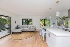 O bucătărie sau chicinetă la Sunset Sanctuary- Stay Waiheke