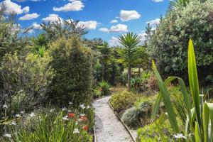 O grădină în afara Sunset Sanctuary- Stay Waiheke