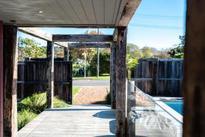 Piscina de la sau aproape de Blackpool Boathouse - Stay Waiheke +37 fotografii