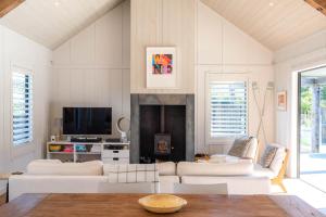 TV a/nebo společenská místnost v ubytování Blackpool Boathouse - Stay Waiheke